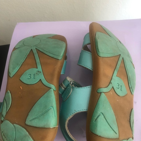 Free Umi leather upper sandal with padded heel strap velcro width adjustments - Picture 7 of 9